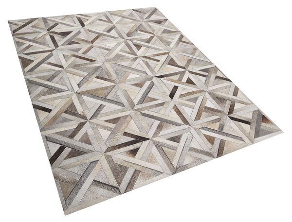 Koberec béžový a hnedý z hovädzej kože 140 x 200 cm patchwork geometrický vzor retro štýl