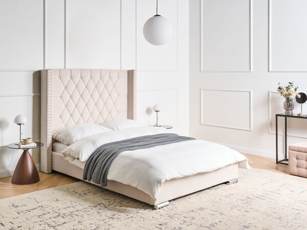 Posteľ krémová biela zamatová čalúnená 140 x 200 cm prešívané čelo elegantný glamour dizajn