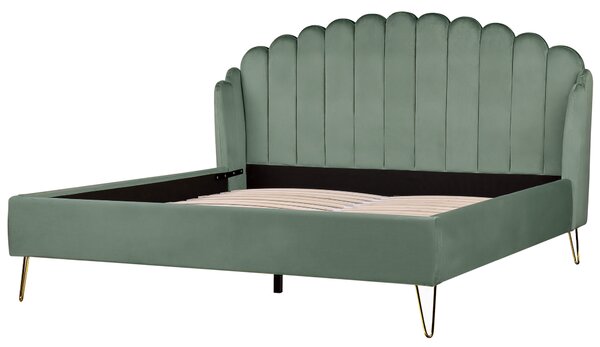 Posteľ zelená zamatová 180 x 200 cm čalúnený rám postele kovové nohy retro dizajn zaoblené prešívané čelo v tvare mušle