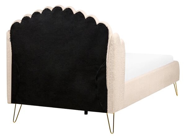 Posteľ béžová buklé 120 x 200 cm čalúnený rám postele kovové nohy retro dizajn zaoblené prešívané čelo v tvare mušle