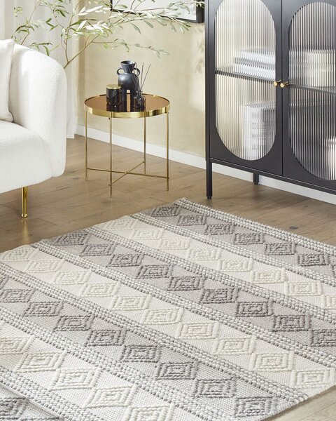 Koberec svetlobéžový a sivý 140 x 200 cm vlna bavlna a polyester ručne tkaný s geometrickým vzorom boho obývacia izba spálňa