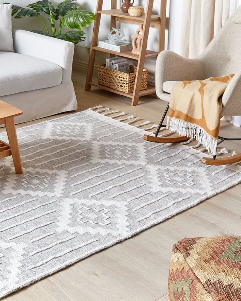 Koberec sivá a biela 140 x 200 cm syntetický materiál dekoratívne strapce indický štýl do interiéru a exteriéru