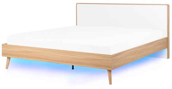 Posteľ svetlé drevo biela MDF 180 x 200 cm s LED osvetlením lamelový rošt s čelom moderný škandinávsky štýl spálňa