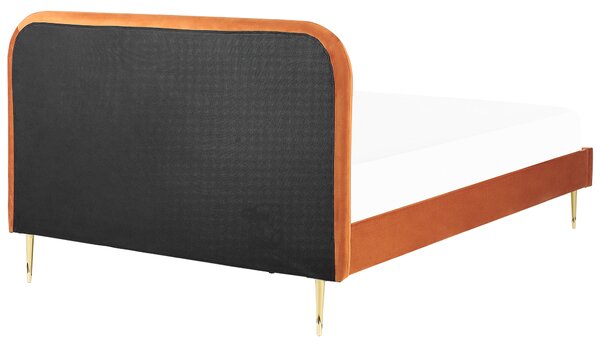 Posteľ oranžová čalúnená zamatová 160 x 200 cm čalúnené čelo zlaté nohy lamelový rošt minimalistický dizajn