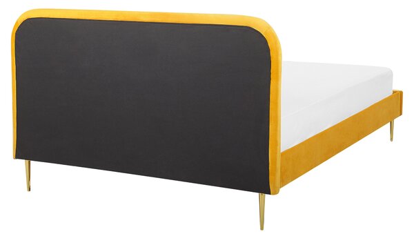Posteľ žltá čalúnená zamatová 160 x 200 cm čalúnené čelo zlaté nohy lamelový rošt minimalistický dizajn