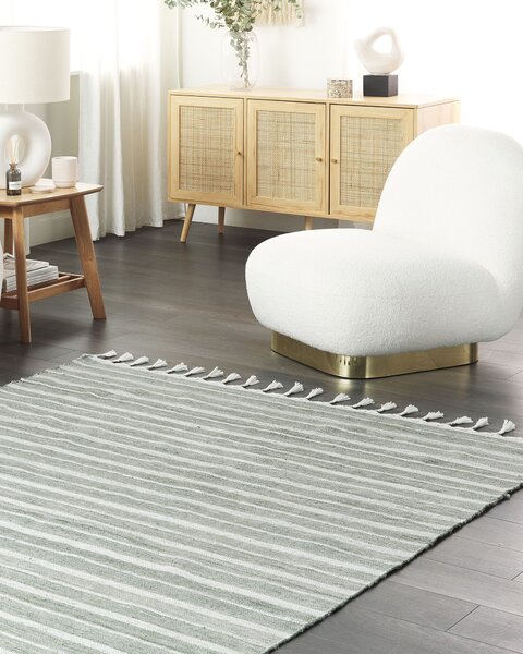 Koberec zelený a biely 160 x 230 cm pruhovaný vzor so strapcami moderná obývacia izba spálňa