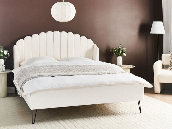 Posteľ krémová biela buklé 160 x 200 cm čalúnený rám postele kovové nohy retro dizajn zaoblené prešívané čelo v tvare mušle
