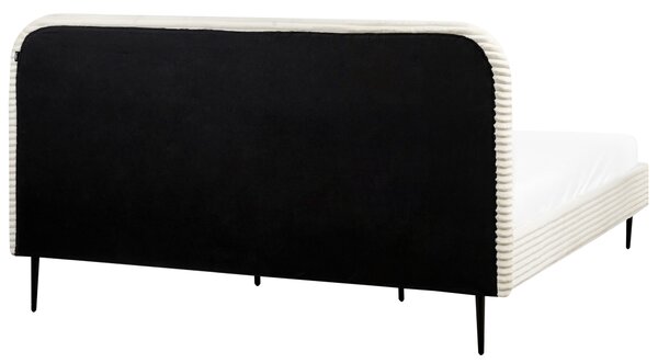 Posteľ krémová biela menčestrová 180 x 200 cm čalúnené čelo čierne nohy lamelový rošt minimalistický dizajn