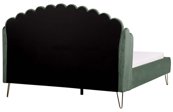 Posteľ zelená zamatová 160 x 200 cm čalúnený rám postele kovové nohy retro dizajn zaoblené prešívané čelo v tvare mušle