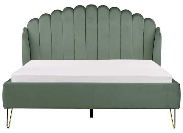 Posteľ zelená zamatová 160 x 200 cm čalúnený rám postele kovové nohy retro dizajn zaoblené prešívané čelo v tvare mušle