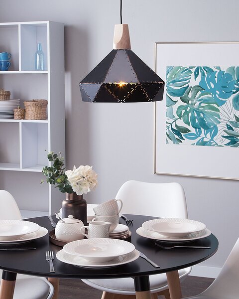 Závesná lampa čierna farba kovová s prvkom z dubového dreva geometrický tvar moderná