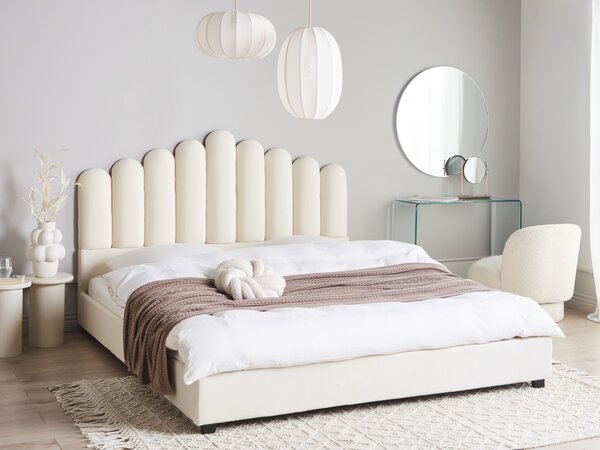 Posteľ krémová biela zamatová 180 x 200 cm s vysokým prešívaným čelom a lamelovým roštom