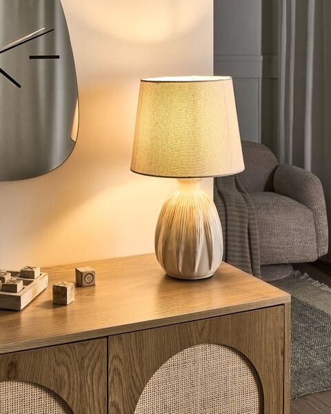 Stolná lampa svetlobéžová keramický podstavec ľanové tienidlo škandinávsky moderný štýl obývacia izba spálňa