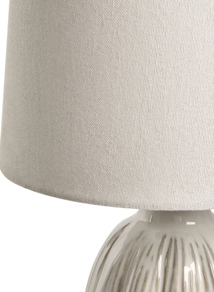 Stolná lampa svetlobéžová keramický podstavec ľanové tienidlo škandinávsky moderný štýl obývacia izba spálňa