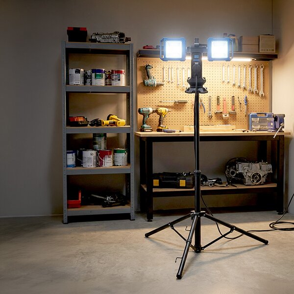 SOLIGHT Duálny teleskopický 62-152cm LED reflektor so zásuvkou 2x30W 5400lm 4000K IP54