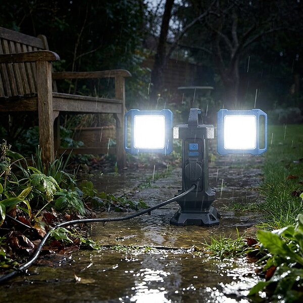 SOLIGHT Duálny prenosný LED reflektor so zásuvkou 2x30W 5400lm 4000K IP54