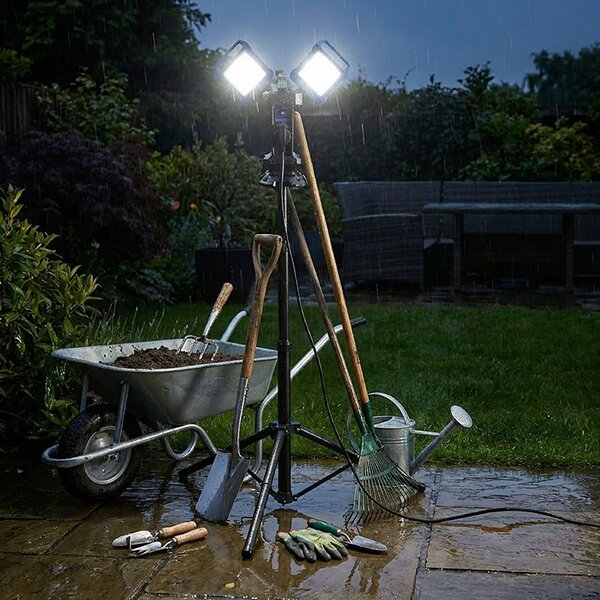 SOLIGHT Duálny teleskopický 62-152cm LED reflektor so zásuvkou 2x30W 5400lm 4000K IP54