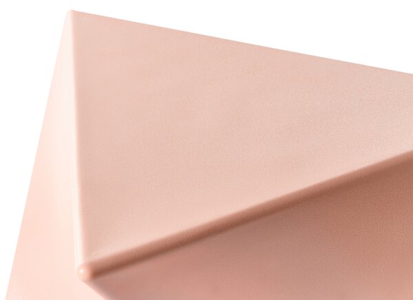 Odkladací stolík pastelová ružová syntetický materiál trojuholníkový geometrický tvar dizajnový moderný štýl obývacia izba spálňa
