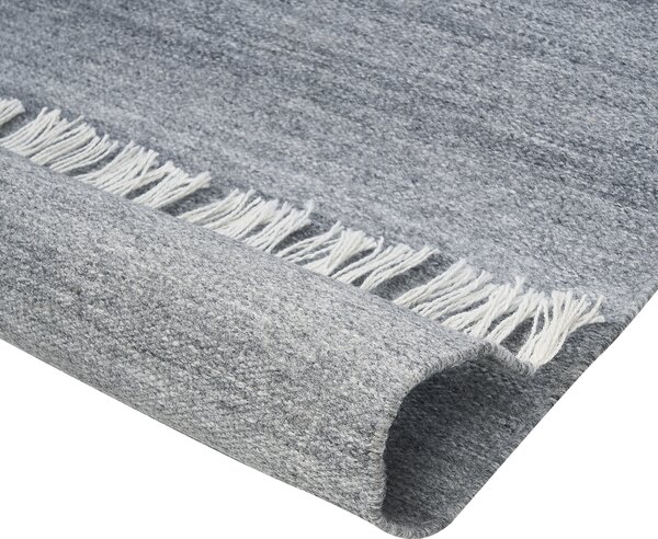 Koberec sivý recyklovaný syntetický materiál 80 x 150 cm so strapcami interiér exteriér