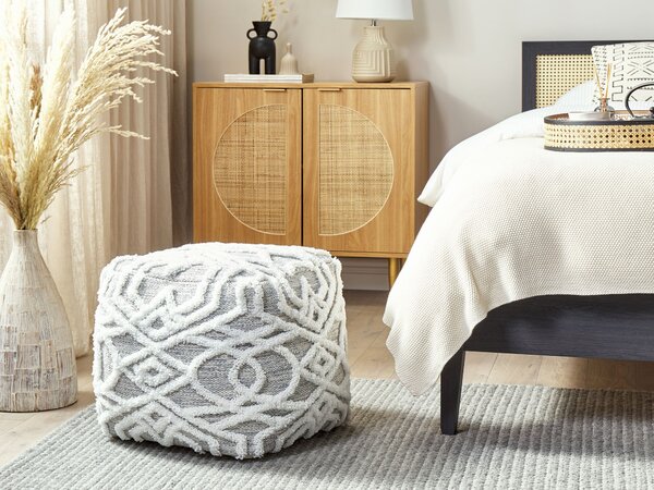 Taburetka sivá biela bavlna polyester 40 x 40 cm štvorcový tvar geometrický vzor makramé boho štýl podnožka puf obývačka spálňa