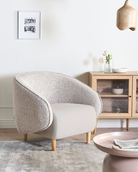 Kreslo svetlobéžové látkové čalúnenie mix materiálov na nožičkách moderný retro štýl obývacia izba