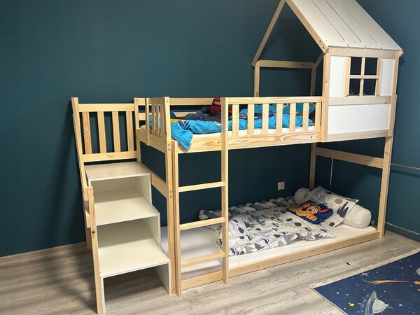 HRUŠKA Posteľ ANTRESOLA 200×90 cm so schodíkmi a strieškou – borovica