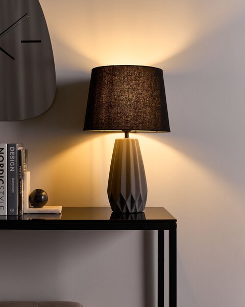 Stolná lampa sivá keramický podstavec ľanové tienidlo moderný štýl obývacia izba spálňa