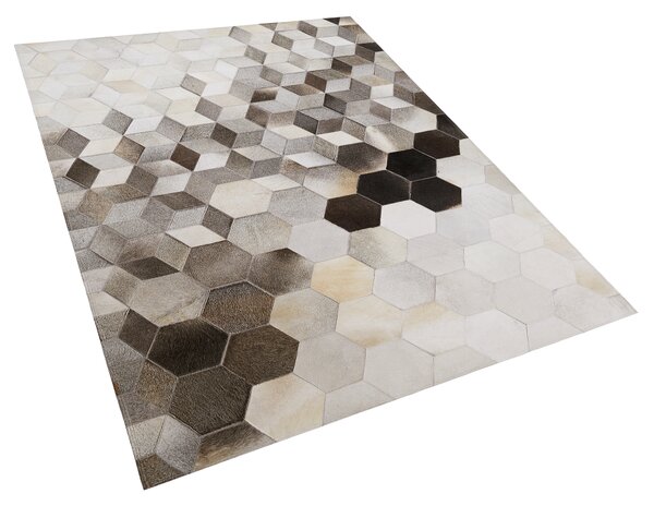 Koberec sivá biela béžová hovädzia koža 160 x 230 cm geometrický patchworkový vzor ručná výroba obdĺžnikový tvar moderný štýl obývačka spálňa