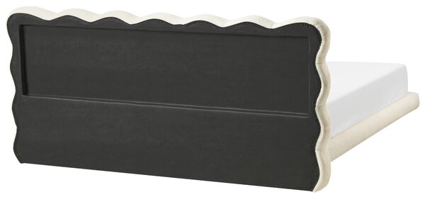 Posteľ krémová biela buklé čalúnenie prešívané čelo lamelový rošt 180 x 200 cm kovové nohy moderný štýl spálňa