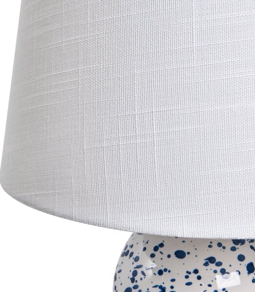 Stolná lampa biela keramický podstavec s modrým vzorom ľanové tienidlo obývacia izba spálňa