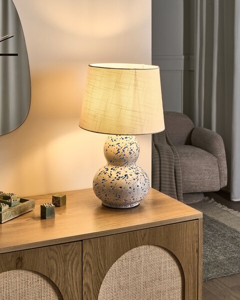Stolná lampa biela keramický podstavec s modrým vzorom ľanové tienidlo obývacia izba spálňa