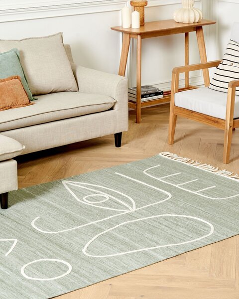 Koberec svetlozelený polyester 140 x 200 cm ručne tkaný obdĺžnikový abstraktný vzor so strapcami boho do interiéru a exteriéru