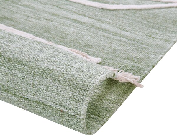 Koberec svetlozelený polyester 80 x 150 cm ručne tkaný obdĺžnikový abstraktný vzor so strapcami boho do interiéru a exteriéru