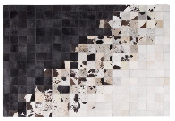Koberec bielo-čierny kožený 140 x 200 cm moderný patchworkový ručne vyrobený obdĺžnikový koberec