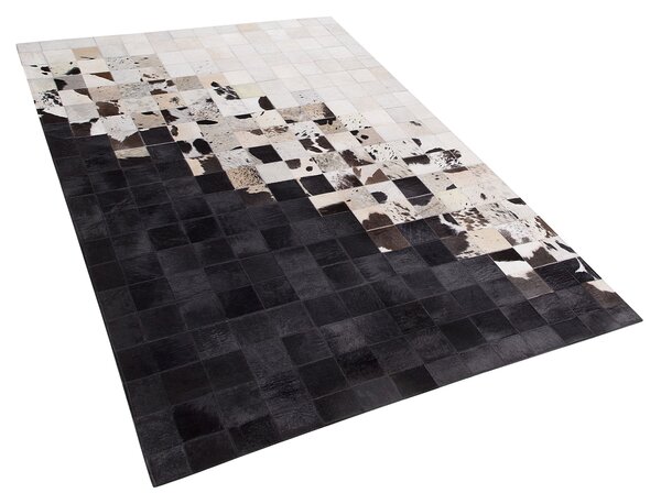 Koberec bielo-čierny kožený 140 x 200 cm moderný patchworkový ručne vyrobený obdĺžnikový koberec