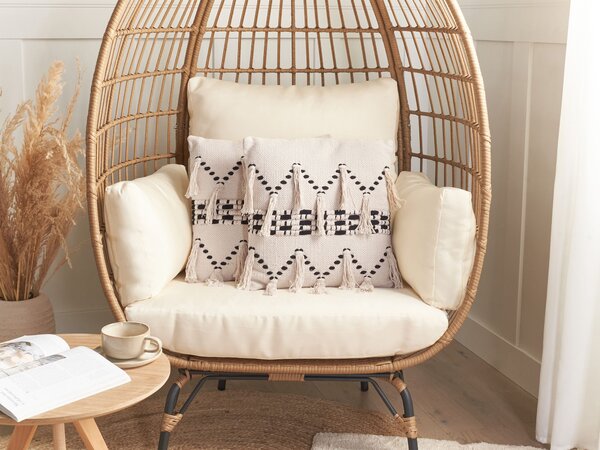 Sada 2 dekoratívnych vankúšov béžová bavlnená 45 x 45 cm so strapcami boho retro dekoratívne doplnky