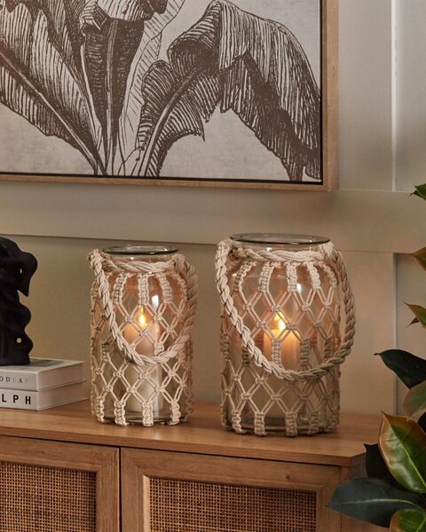 Dekoratívny lampáš zo skla 31 cm biely bavlnený z makramé s rúčkou boho dizajn