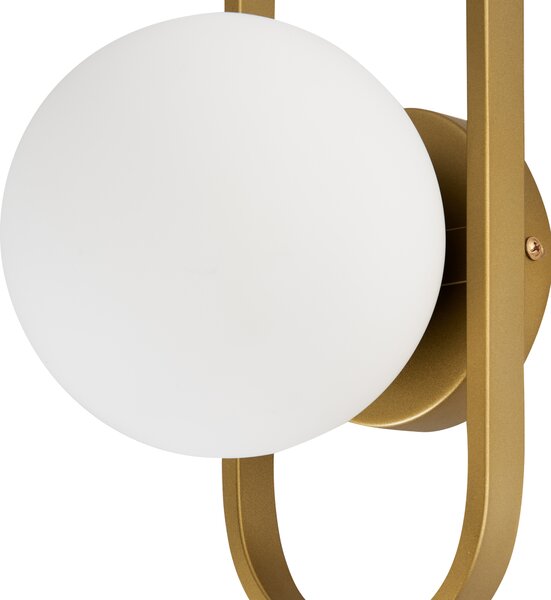 Nástenná lampa zlatá kovová základňa nepriehľadné sklenené tienidlo geometrický tvar moderný štýl obývacia izba spálňa