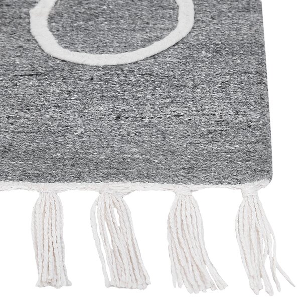 Koberec sivý polyester 80 x 150 cm ručne tkaný obdĺžnikový abstraktný vzor so strapcami boho do interiéru a exteriéru
