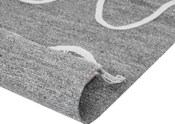 Koberec sivý polyester 80 x 150 cm ručne tkaný obdĺžnikový abstraktný vzor so strapcami boho do interiéru a exteriéru