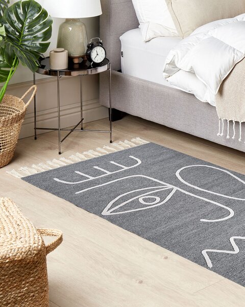 Koberec sivý polyester 80 x 150 cm ručne tkaný obdĺžnikový abstraktný vzor so strapcami boho do interiéru a exteriéru