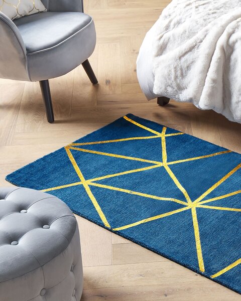 Koberec modrý so zlatým geometrickým vzorom viskóza s bavlnou 80 x 150 cm ručne tkaný moderný glamour štýl