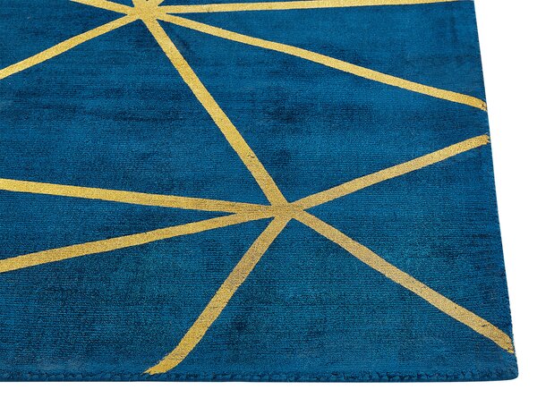 Koberec modrý so zlatým geometrickým vzorom viskóza s bavlnou 80 x 150 cm ručne tkaný moderný glamour štýl