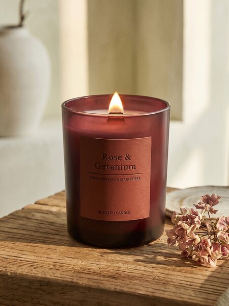 Sinsay - Vonná sviečka s prídavkom sójového vosku Rose and Geranium - lilavá