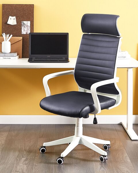 Kancelárska stolička čierna umelá koža výškovo nastaviteľná s opierkami na kolieskach ergonomický tvar moderný štýl