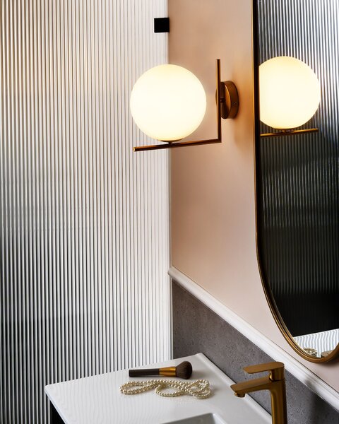 Nástenná lampa zlatá kovová guľaté sklenené tienidlo elegantné moderné minimalistické svietidlo