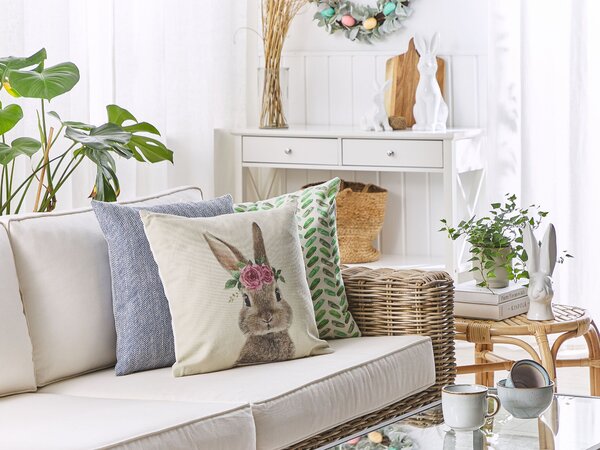 Sada 2 dekoratívnych vankúšov sivobéžová polyester bavlna 45 x 45 cm štvorcový tvar zvierací vzor motív zajaca moderný štýl doplnky