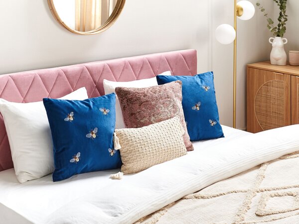 Sada 2 dekoratívnych vankúšov modrá so vzorom včiel 45 x 45 cm zamatové polyester moderný glamour štýl dekoračné doplnky