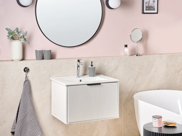 Závesná kúpeľňová skrinka s umývadlom biela s čiernym úchytom MDF 60 cm s 2 zásuvkami úložný priestor moderný štýl kúpeľňa