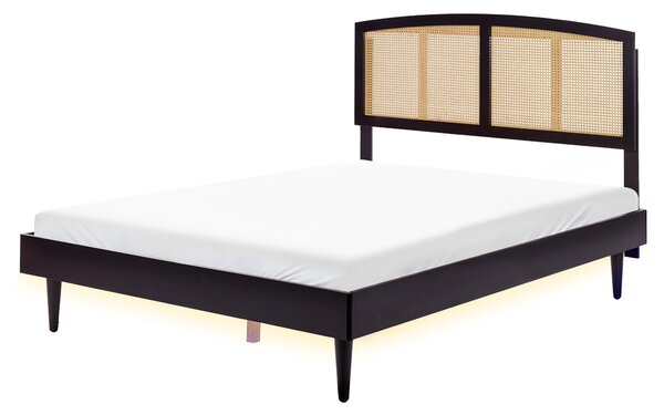 Posteľ čierna kaučukové drevo 160 x 200 cm dvojlôžko s ratanovým čelom a roštom LED svetlo minimalistický rustikálny štýl